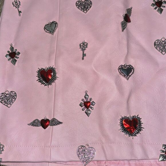 NWT XS Sugar Thrillz Pink Cupids Arrow Vegan Mini Skirt Heart Key Charms - Picture 2 of 4